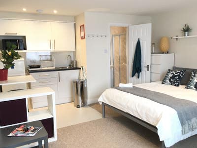 Couples Welcome!!! Cute Studio (SFR)  Main Photo