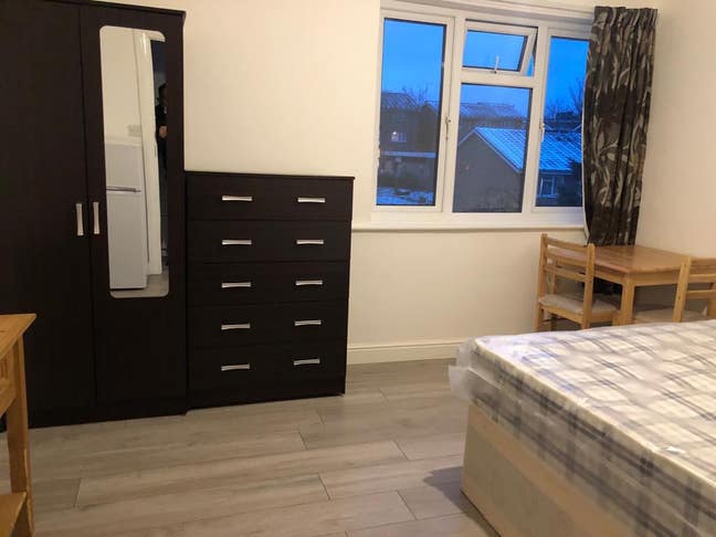  Double Room/5 Mins Walk to Tube/No Deposit Main Photo