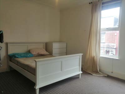 Large Double Bedroom in shared house Main Photo