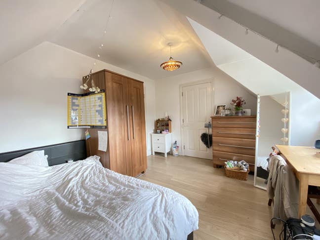 ➡️ Loft Double En-Suite – Ealing Common W5  Main Photo