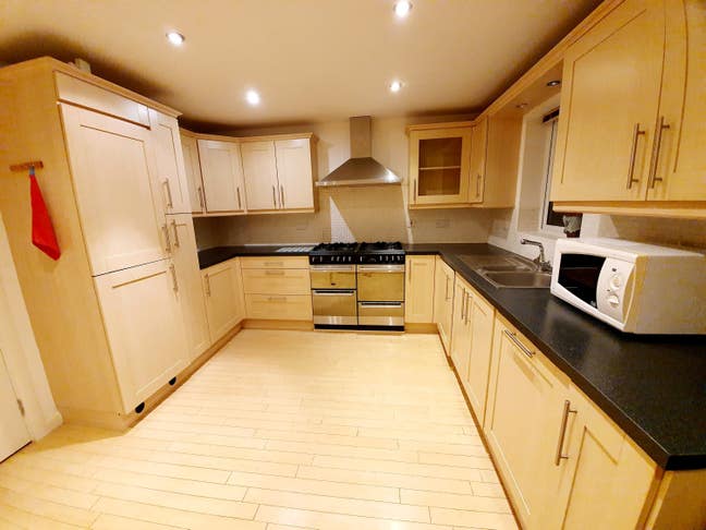 Big sized Couple room available bills incl Main Photo