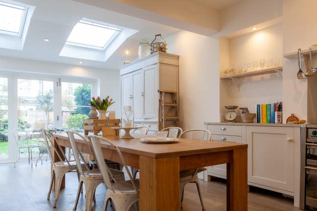 Lovely Double Bedroom Wimbledon, Raynes Park SW20  Main Photo