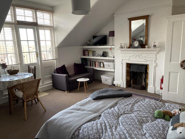 Lge top floor studio room Main Photo
