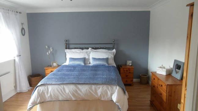 Comfy room with smart TV & large drive for parking Main Photo