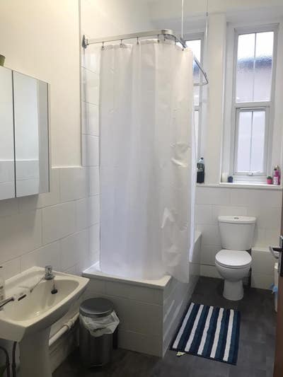 Lovely double in lovely flat.  Main Photo