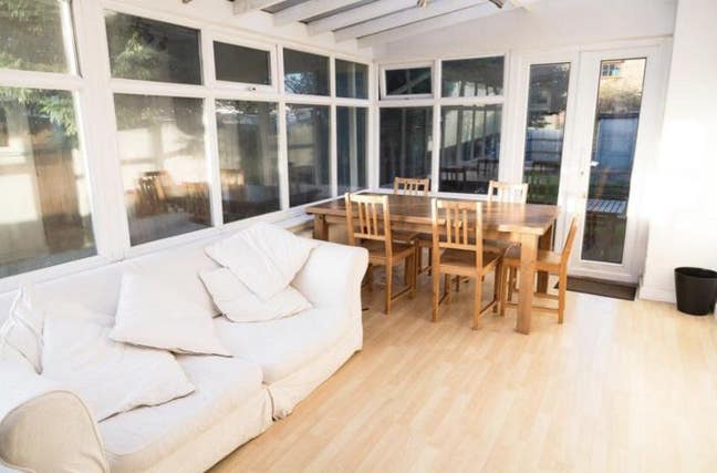 Large and well furnished room in central Slough Main Photo