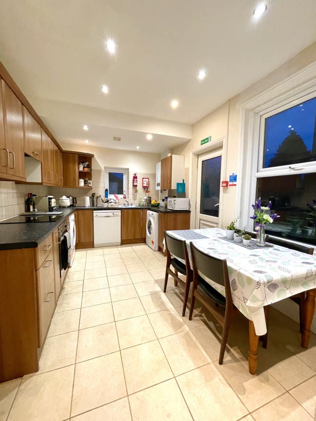 Low Deposit, Near Jpm, Rbh & Bus Links Single Room Main Photo