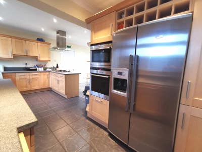 ** VERY Large Luxury En Suite -All Bills Included! Main Photo