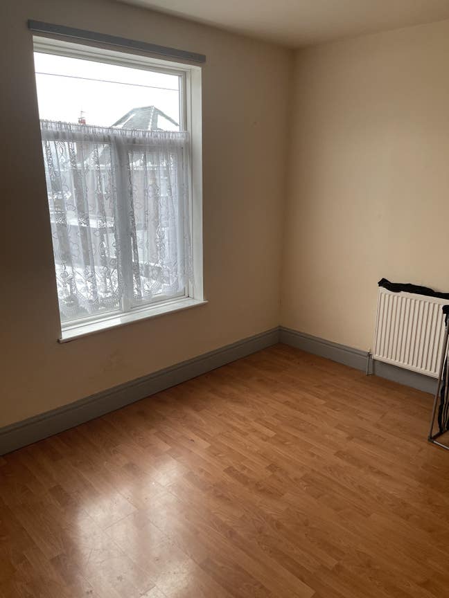 Room to Let - Large Victorian house Main Photo