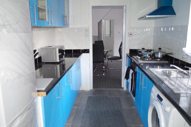 Professional/Student 4 Room House Share Furnished  Main Photo