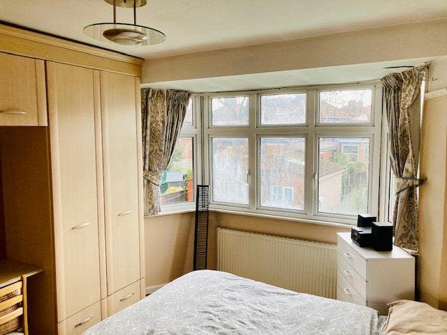 Large Double Room near Piccadilly Line Main Photo