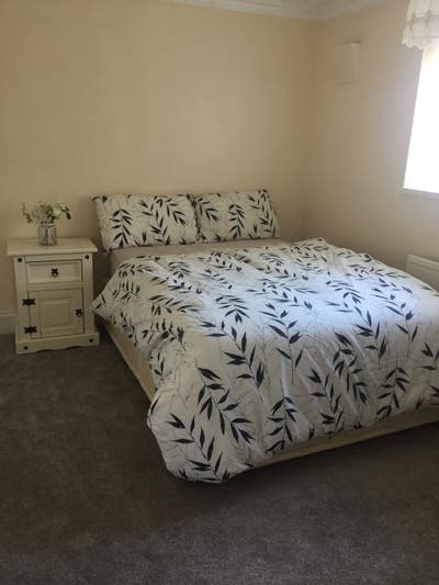 Double Room to rent - 5 min to Gatwick-GIRL ONLY  Main Photo