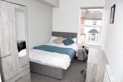  Room to let in Pro House. Includes all bills. Main Photo