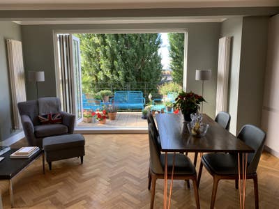 Double bedroom in newly refurbished apartment Main Photo