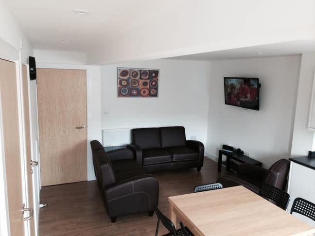    Double  en-suite.  Professional house share. Main Photo