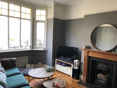 Double bedroom in large shared house Main Photo