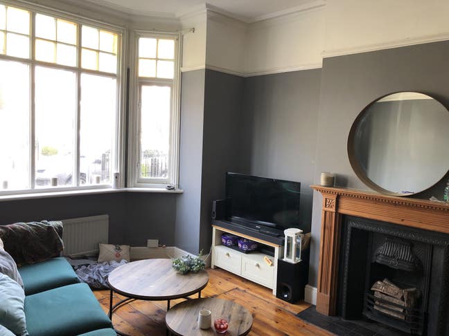 Double bedroom in large shared house Main Photo