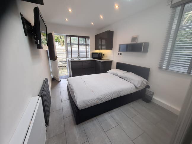 Studio with private access, parking & courtyard  Main Photo