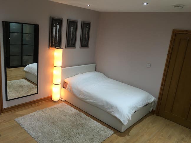 Large room/bedroom with en-suite  Main Photo