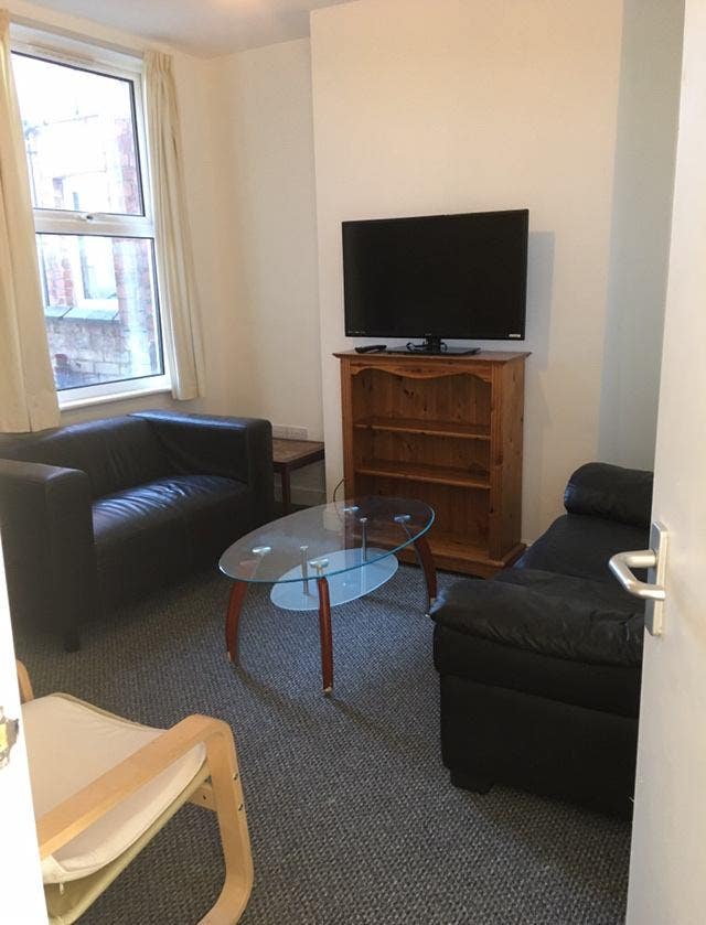 Student house. Large room Main Photo