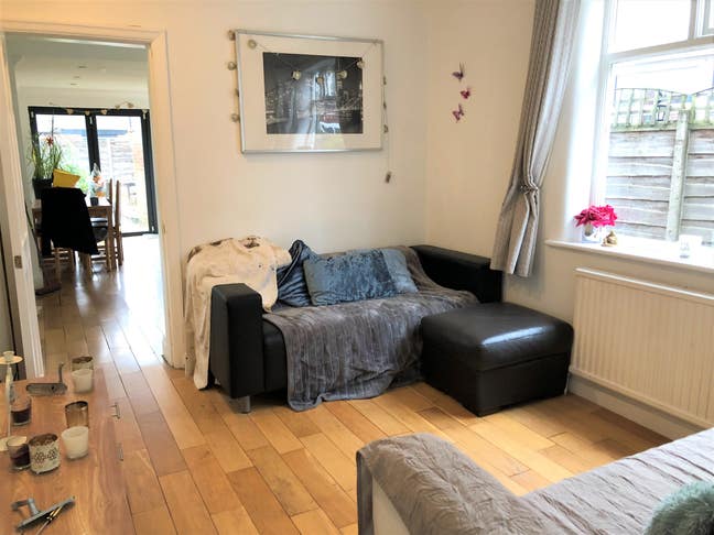 Large bedroom in stunning house share  Main Photo