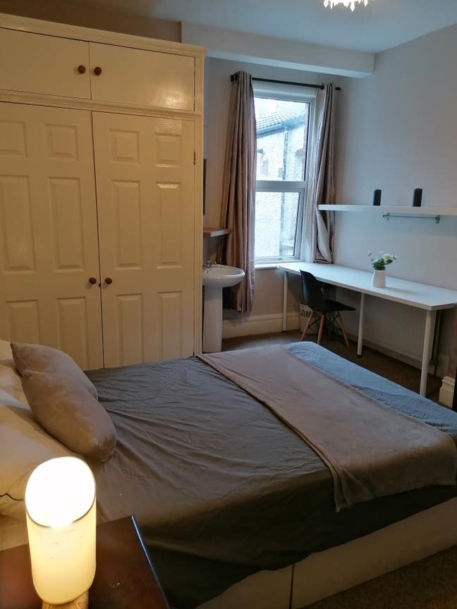 Large Peaceful Room - hand basin-Fastest Internet! Main Photo