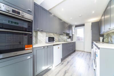 Chic Ensuite Room – Bright & Comfortable Living Main Photo