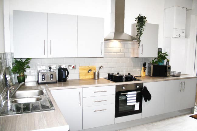 Double Ensuite Rooms- Earlsmere Avenue Main Photo