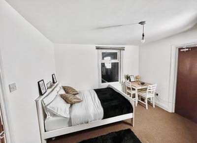 En-Suite Studio Kitchenette in Prime Location  Main Photo