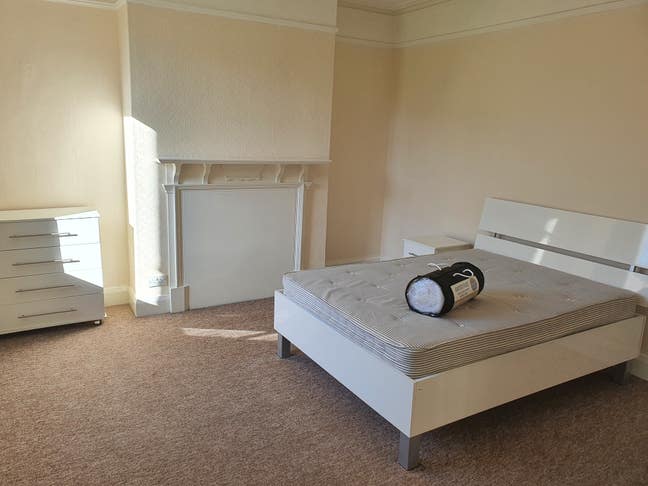 X2 Rooms Available- 2 Minute Walk to Train Station Main Photo