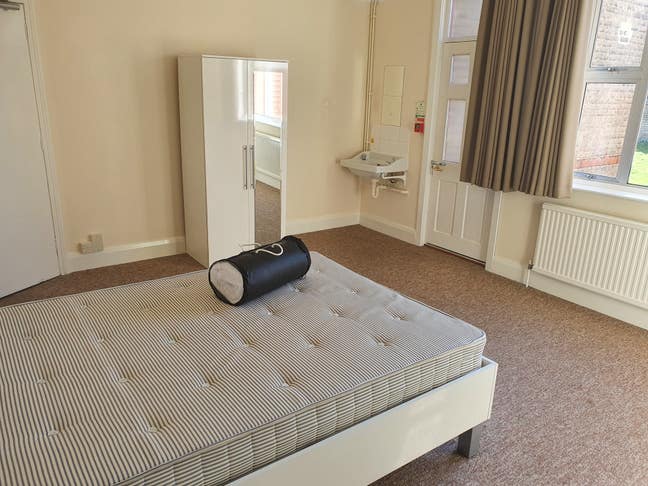 X2 Rooms Available- 2 Minute Walk to Train Station Main Photo