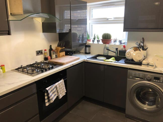 Bright double room in 3 bedroom house Main Photo