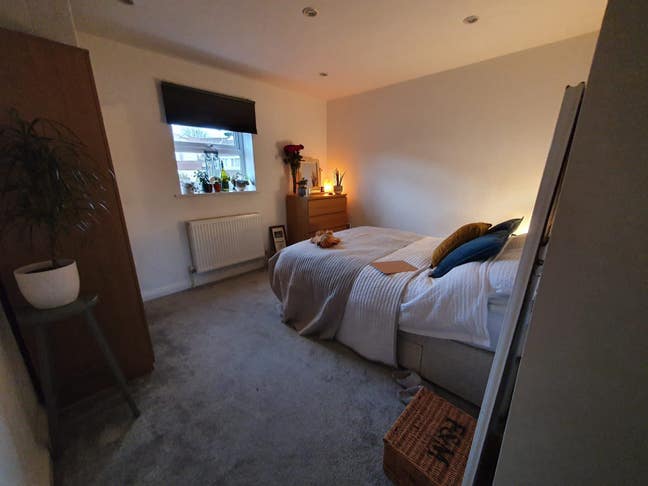 Medium-sized double bedroom available incl bills! Main Photo