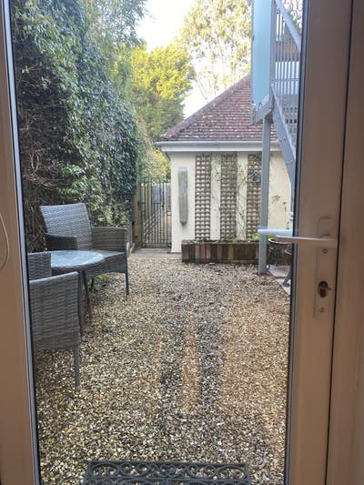 S/C 1 bedroom unit with private courtyard garden Main Photo