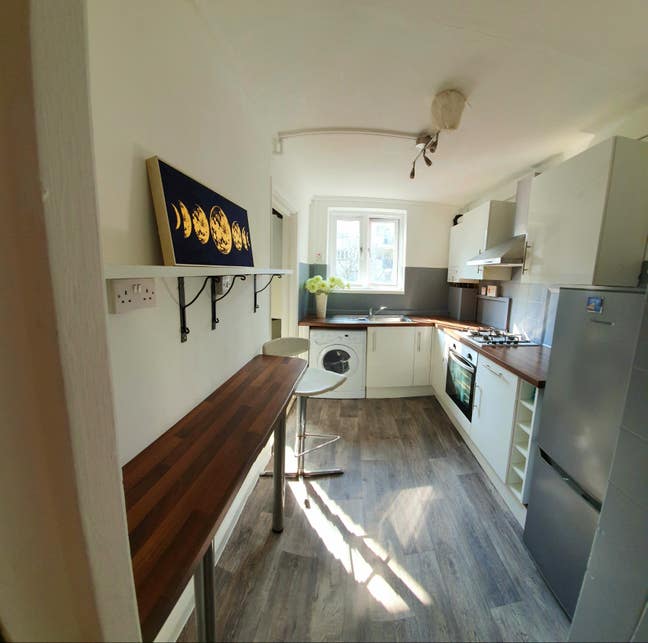 Large double  room. Bills  included Main Photo