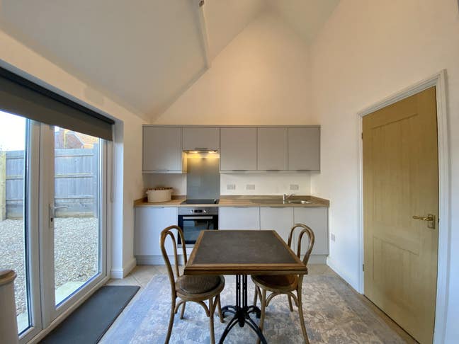 Beautiful Vaulted Ceiling Cottage Main Photo