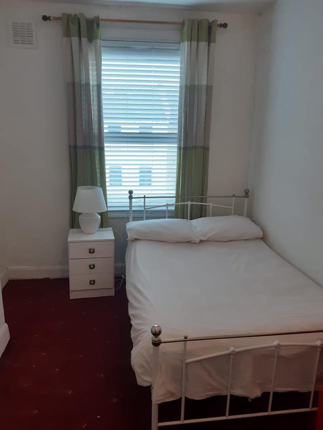 Medium-Sized Room Available in Hackney Main Photo