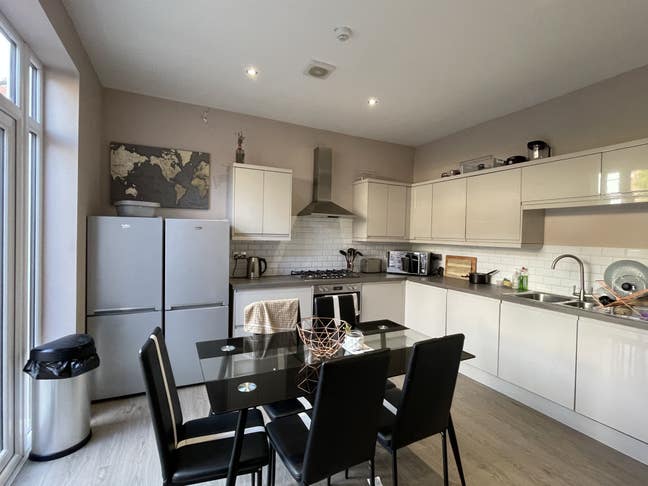 Beautiful Room in Stunning House Main Photo