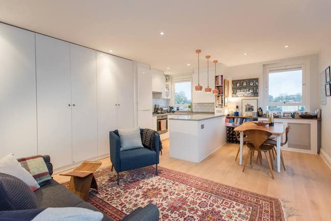Summer Let - Top Floor Flat with Stunning Views Main Photo