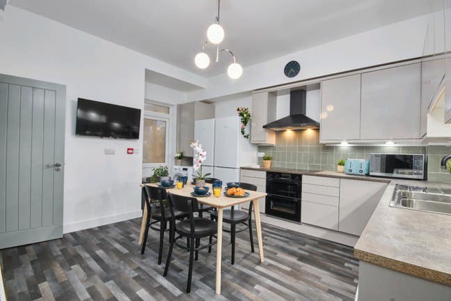 Stylish👌w en-suite, desk, dryer, Central Hospital Main Photo
