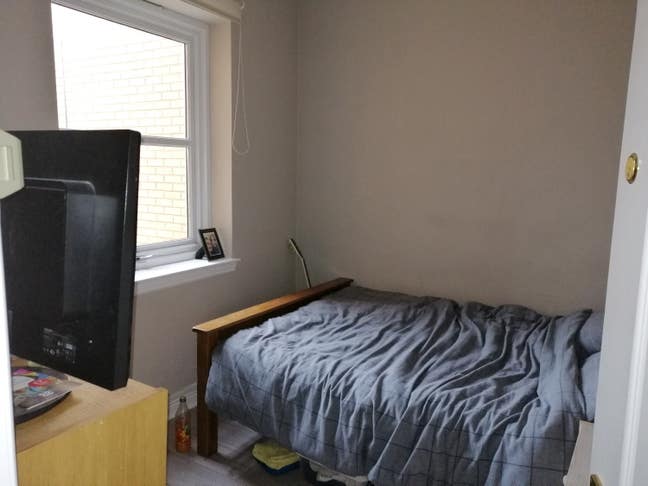 Room for rent in 4 bed 2 bath student house Main Photo