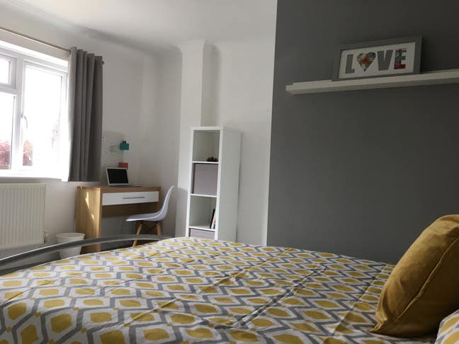 Light Large Ensuite Room Close To Town Centre Main Photo