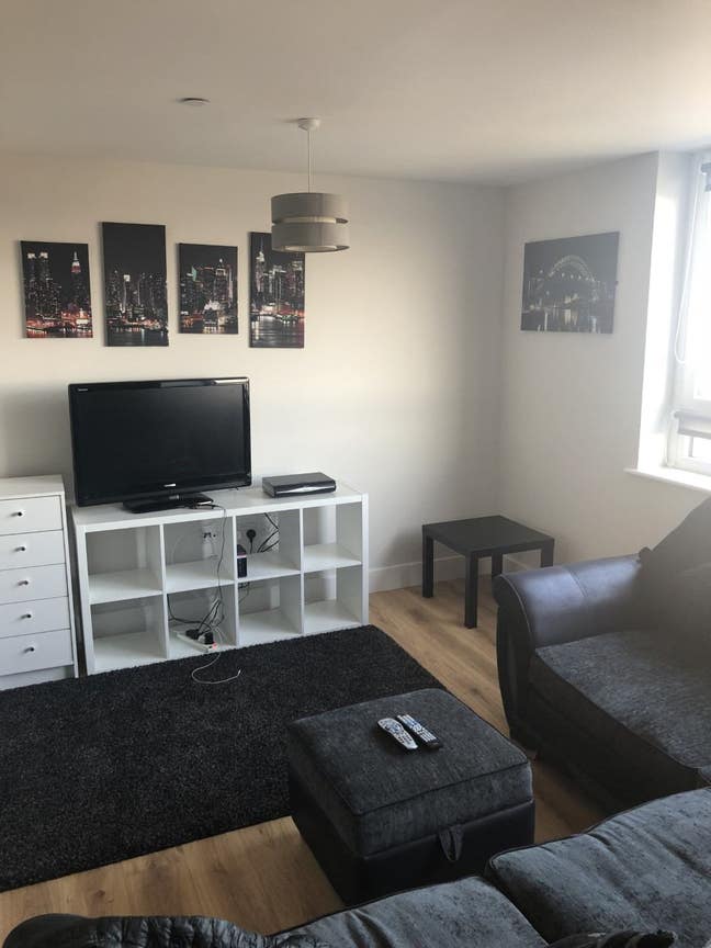 Luxury 2 bed flat 5 mins from train station Main Photo