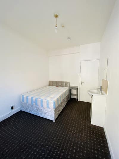 Spacious  Double room in  Acton High street Main Photo