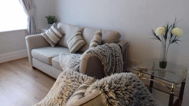 Double room, houseshare for a professional female Main Photo