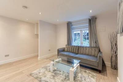 Bright and Newly Decorated 1 bedroom flat  Main Photo