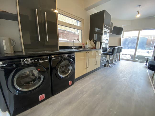  Refurbished Home Close to Amenities & Station Main Photo