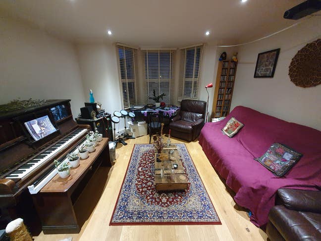 Double room available in lovely  3 bed house Main Photo