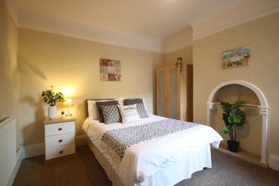 Big private double VERY close to Hospital Main Photo