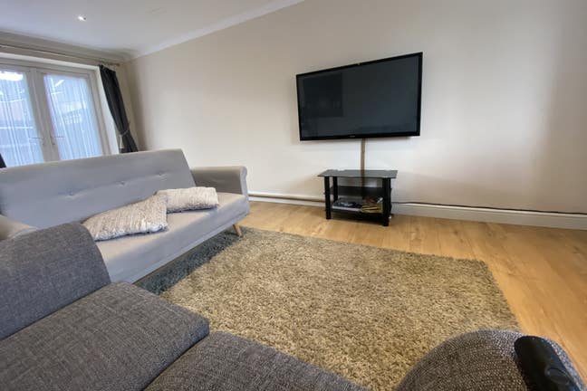 Double Bedroom - professional female house share Main Photo
